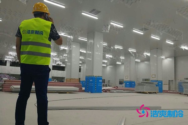 浩爽工程師視察周黑鴨冷庫(kù)工程施工情況