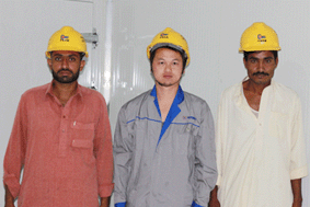 同巴基斯坦員工現(xiàn)場(chǎng)施工